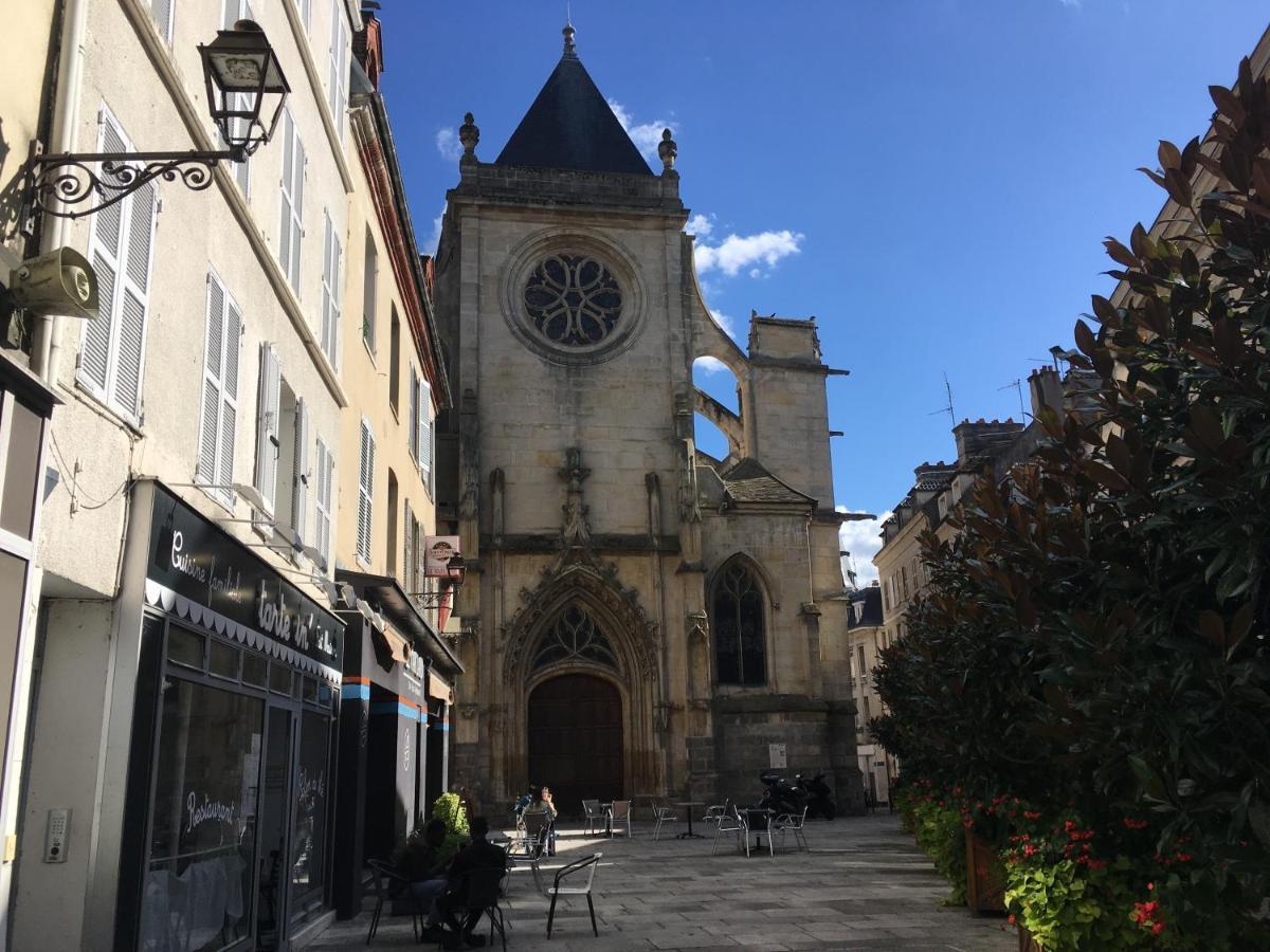 Le Rene Pouteau Apartment Melun Bagian luar foto