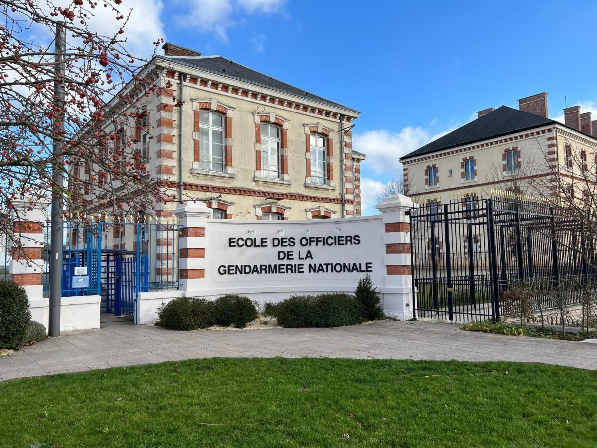 Le Rene Pouteau Apartment Melun Bagian luar foto